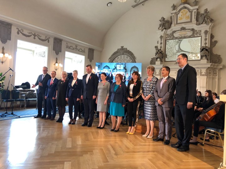 Kurator zaśpiewał, a potem odznaczył i nagrodził nauczycieli
