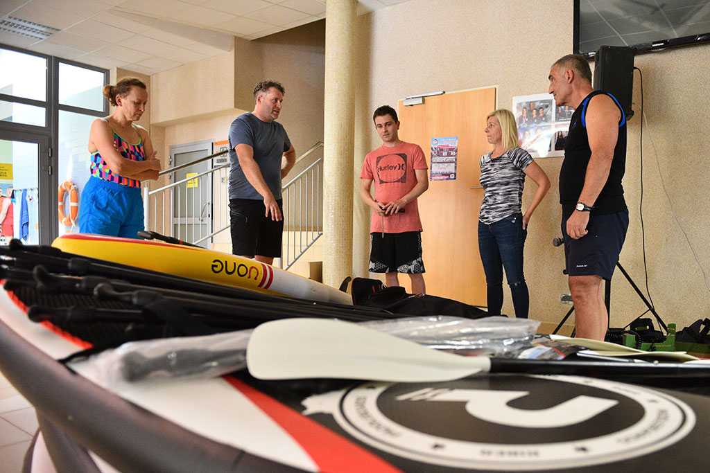 SUP-er szkolenie na Delfinku czyli pływanie na desce z wiosłem