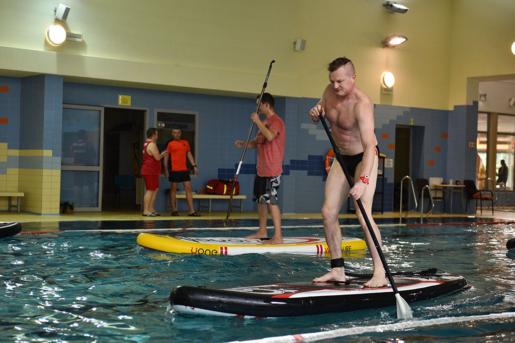 SUP-er szkolenie na Delfinku czyli pływanie na desce z wiosłem