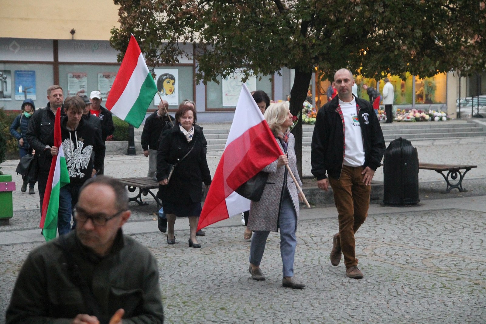 Kwiaty pamięci pod tablicą ufundowaną przez węgierski rząd