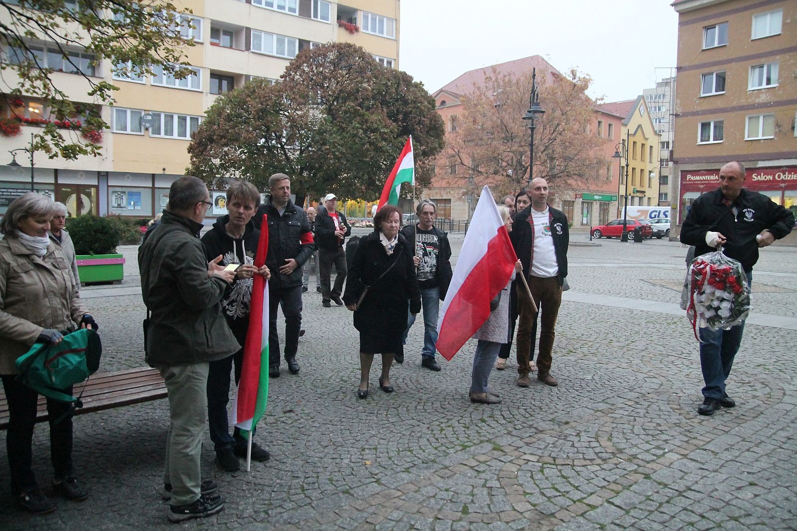 Kwiaty pamięci pod tablicą ufundowaną przez węgierski rząd