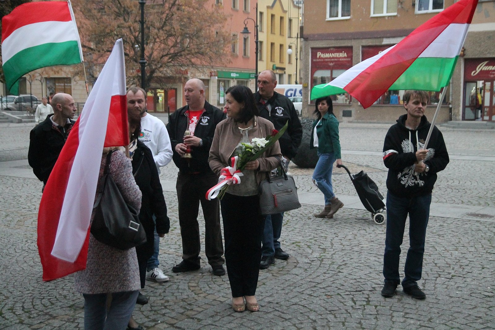 Kwiaty pamięci pod tablicą ufundowaną przez węgierski rząd