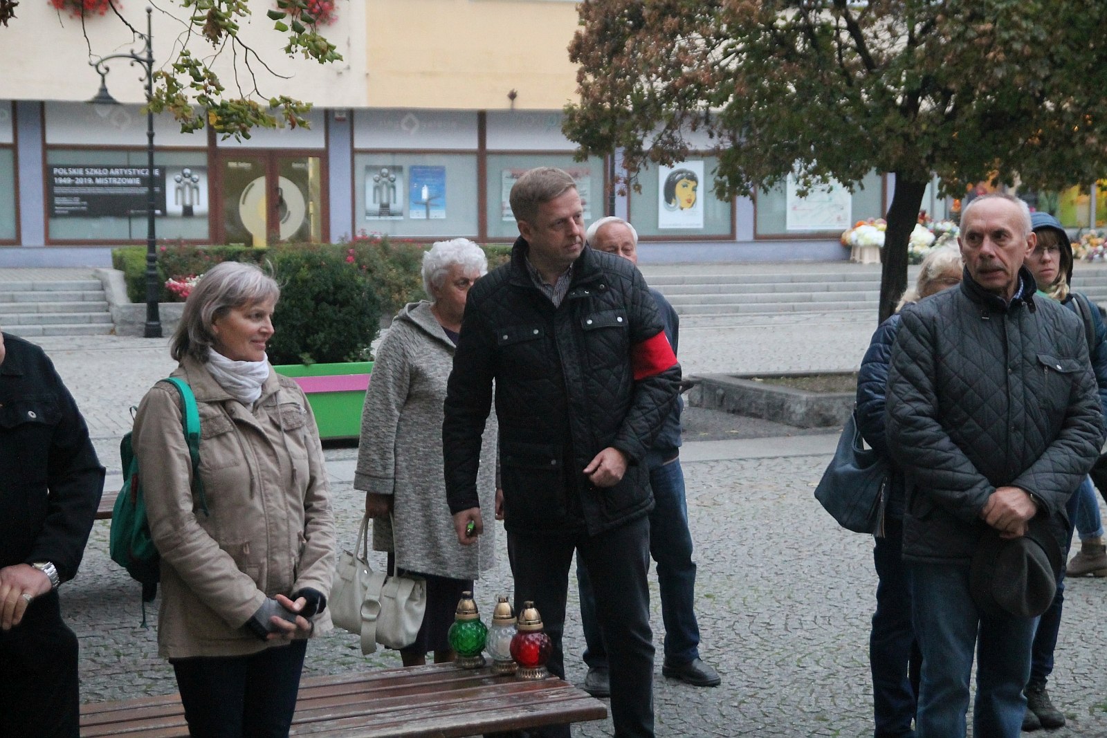 Kwiaty pamięci pod tablicą ufundowaną przez węgierski rząd