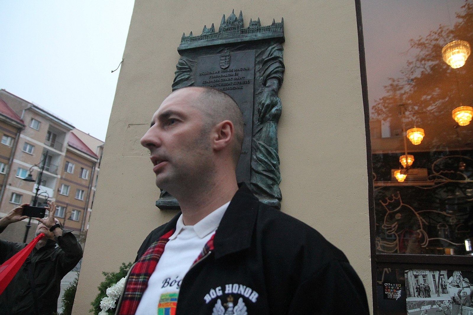 Kwiaty pamięci pod tablicą ufundowaną przez węgierski rząd