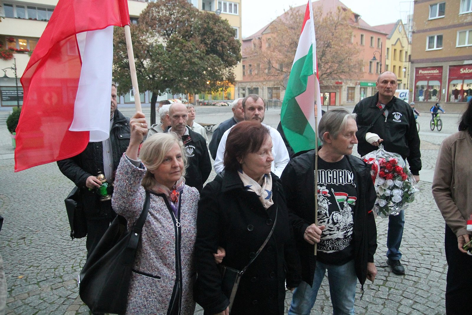 Kwiaty pamięci pod tablicą ufundowaną przez węgierski rząd