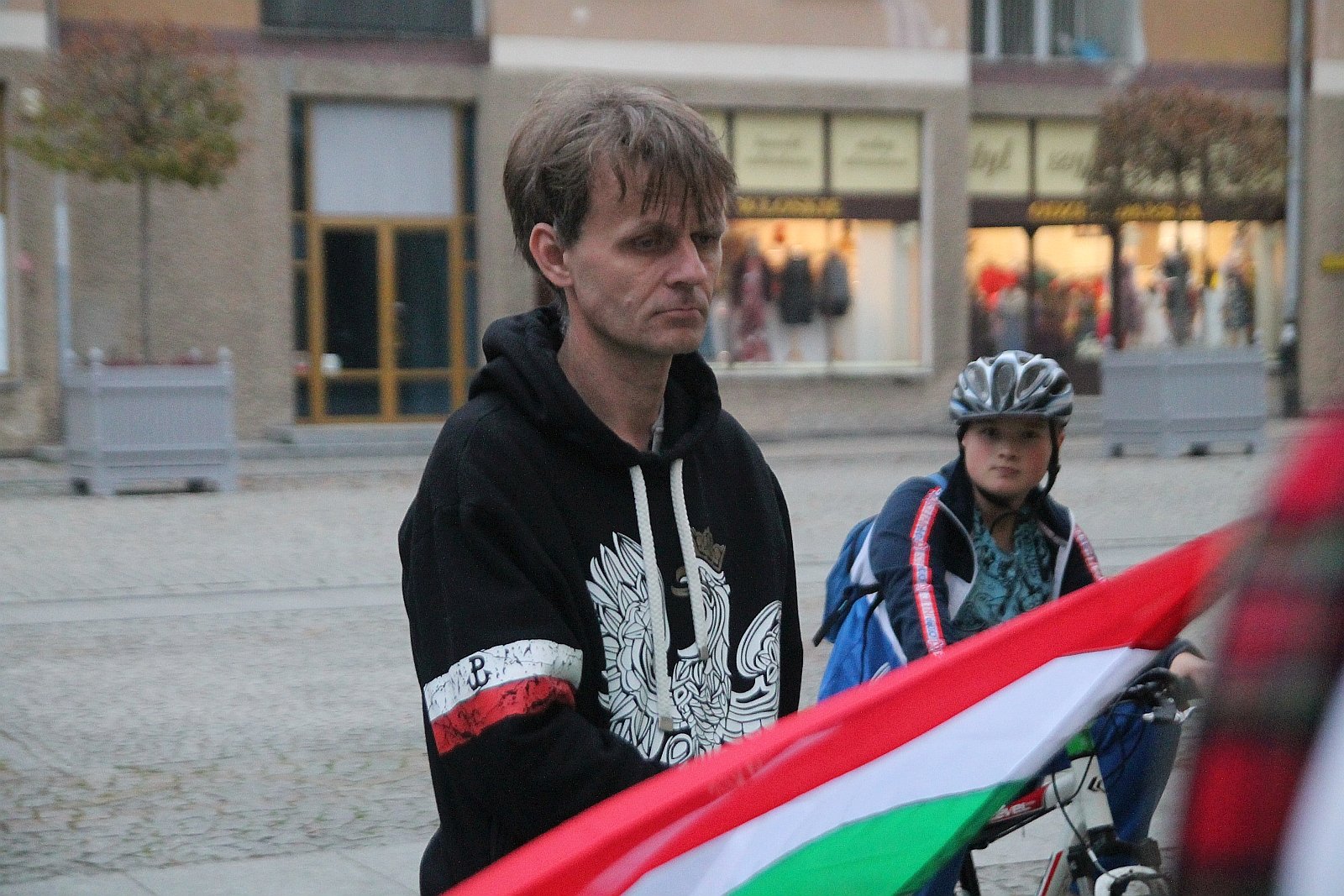 Kwiaty pamięci pod tablicą ufundowaną przez węgierski rząd