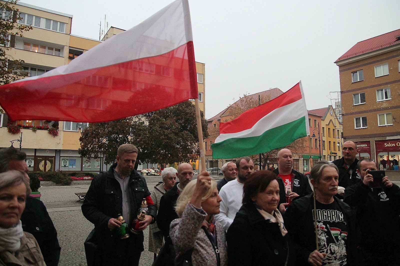 Kwiaty pamięci pod tablicą ufundowaną przez węgierski rząd