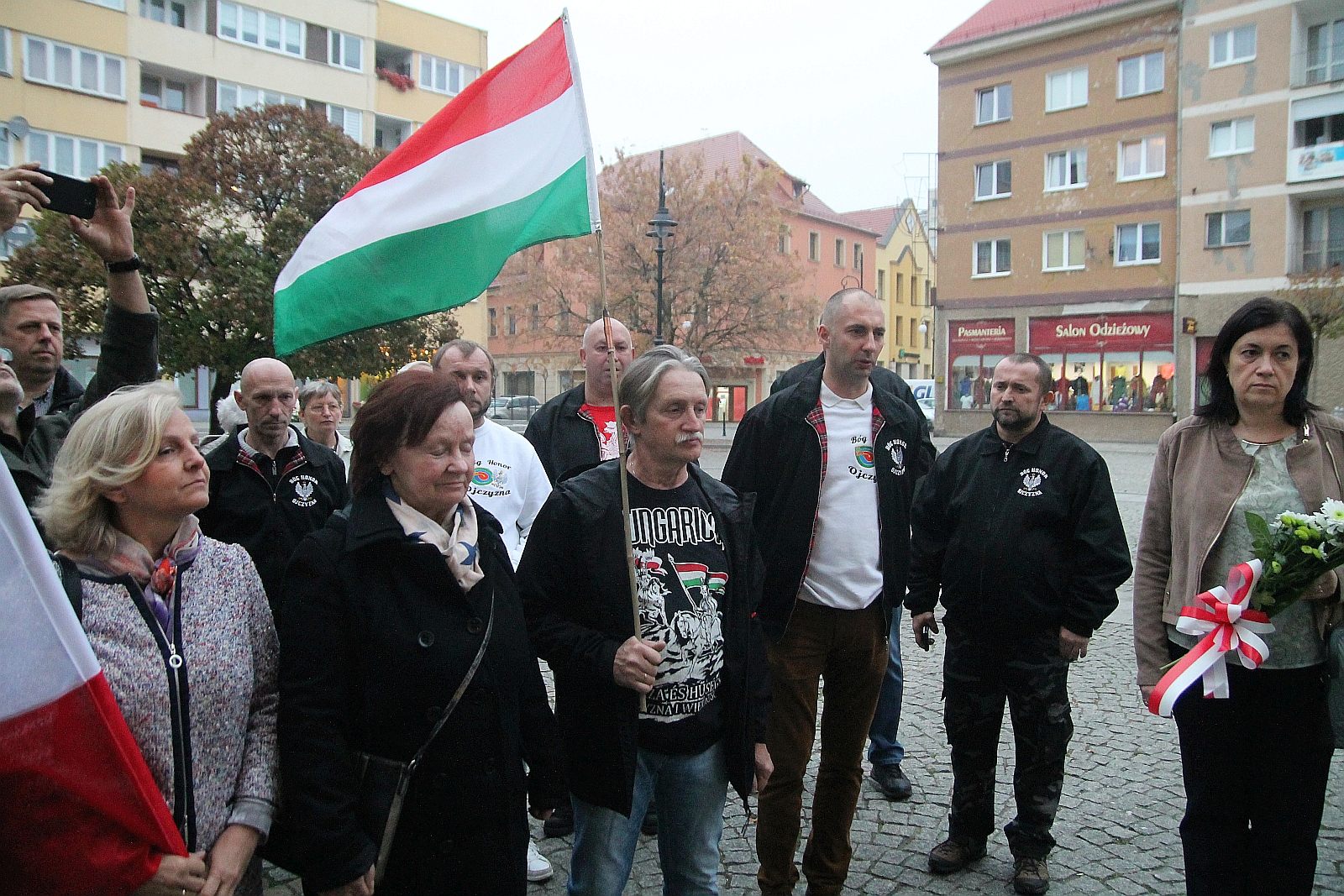 Kwiaty pamięci pod tablicą ufundowaną przez węgierski rząd