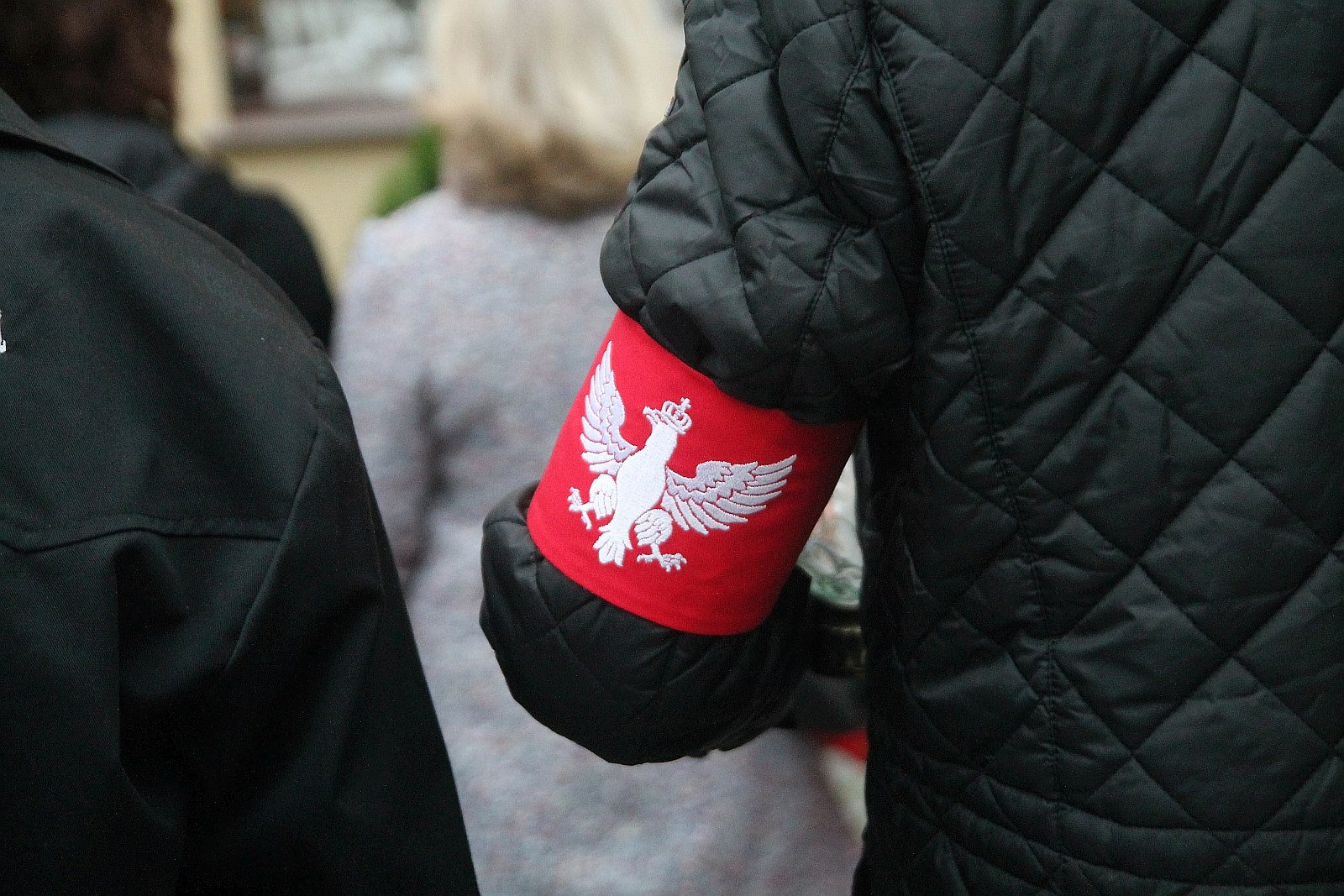 Kwiaty pamięci pod tablicą ufundowaną przez węgierski rząd