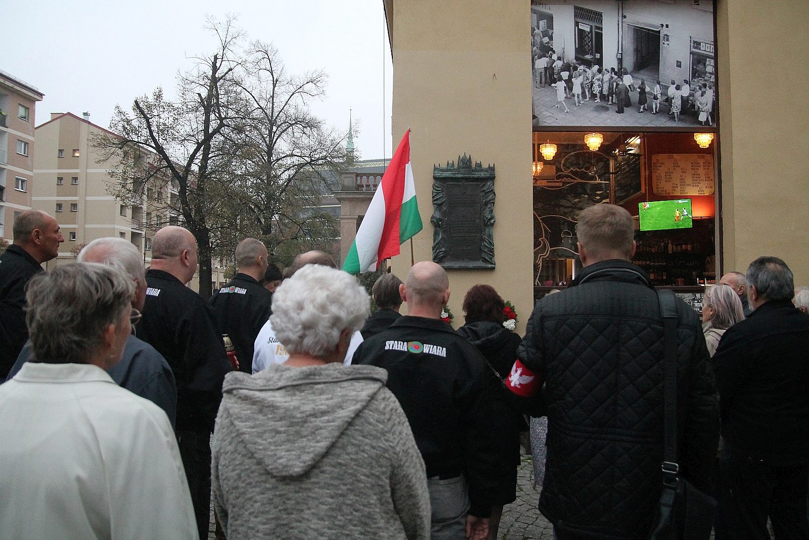Kwiaty pamięci pod tablicą ufundowaną przez węgierski rząd