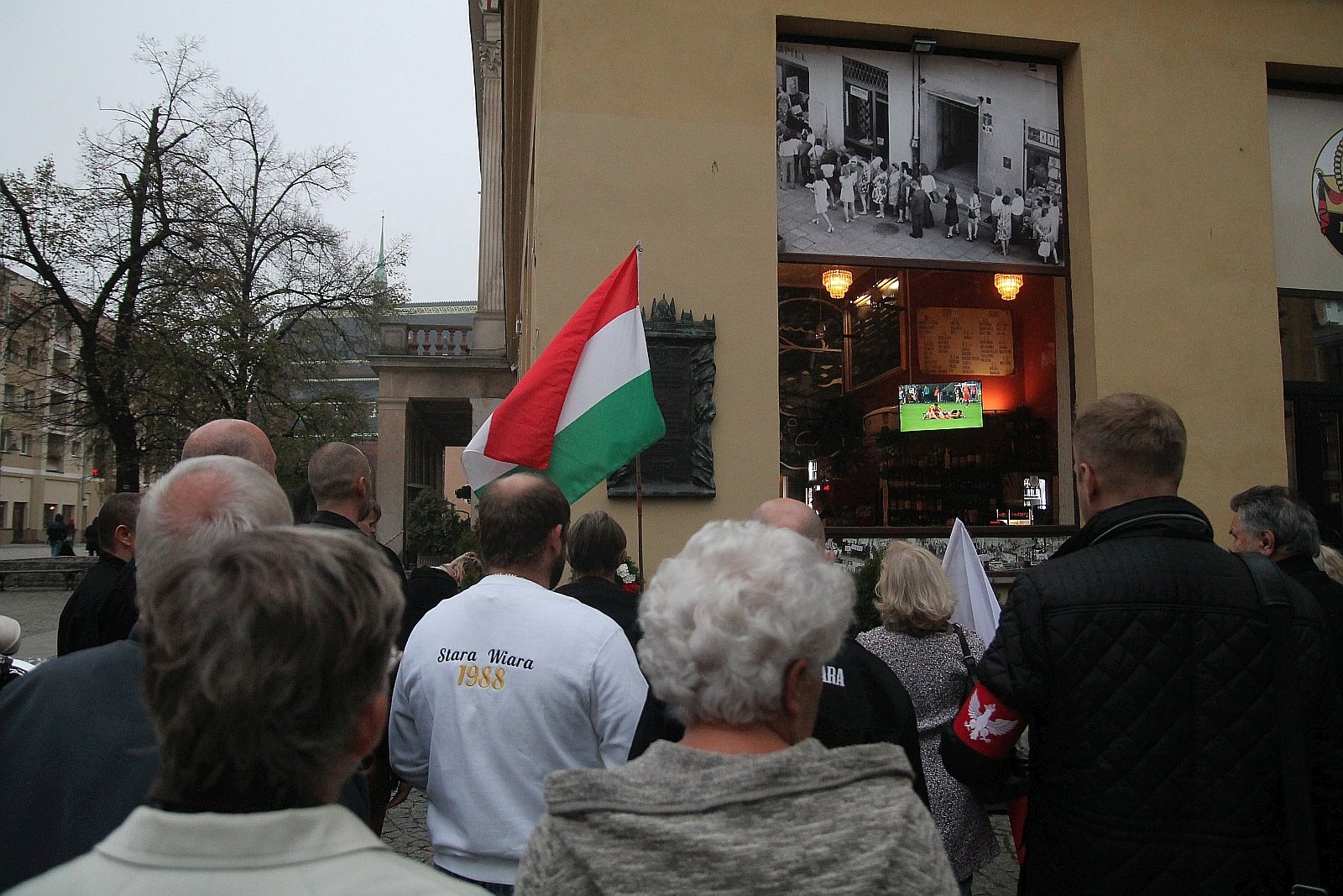 Kwiaty pamięci pod tablicą ufundowaną przez węgierski rząd