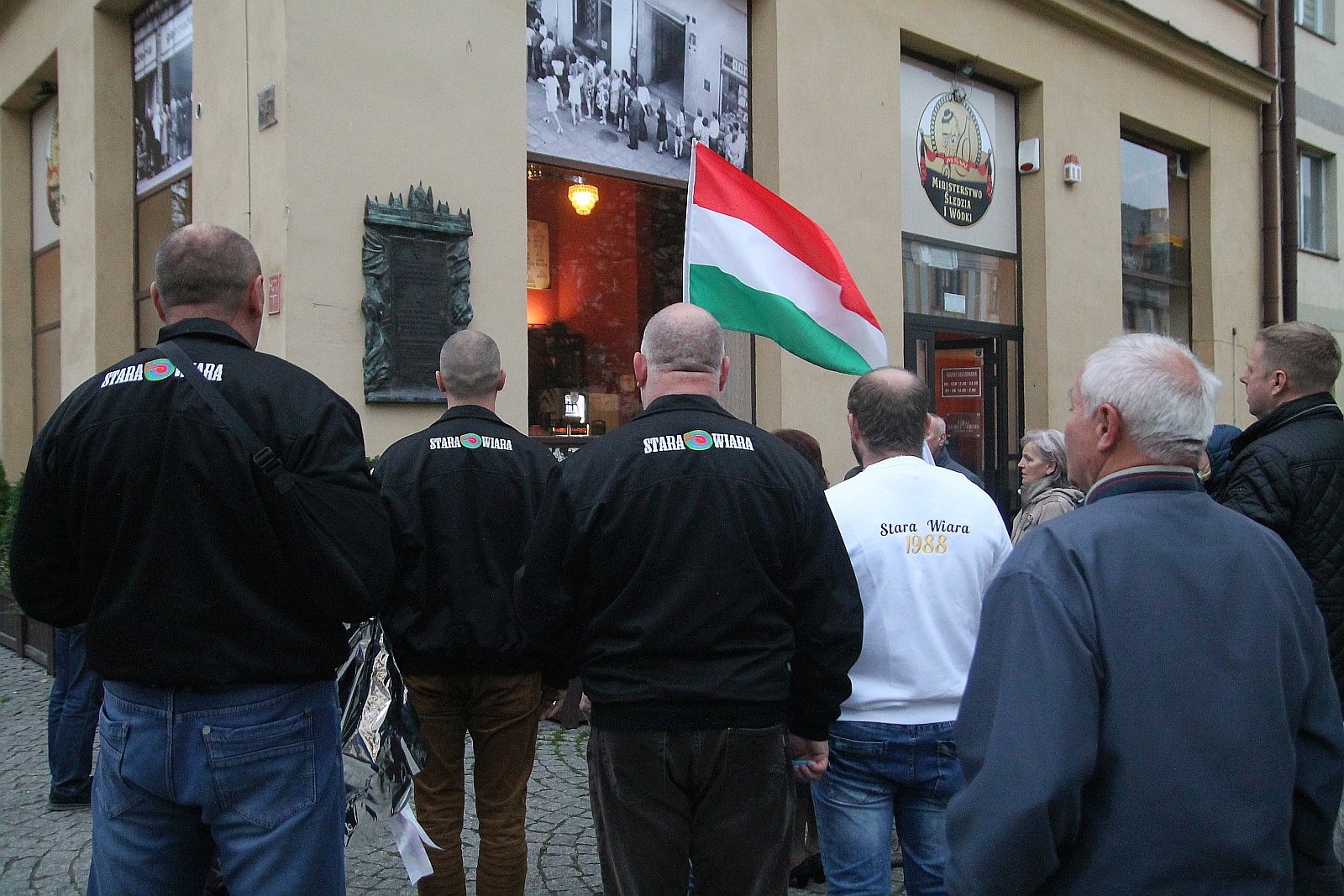 Kwiaty pamięci pod tablicą ufundowaną przez węgierski rząd