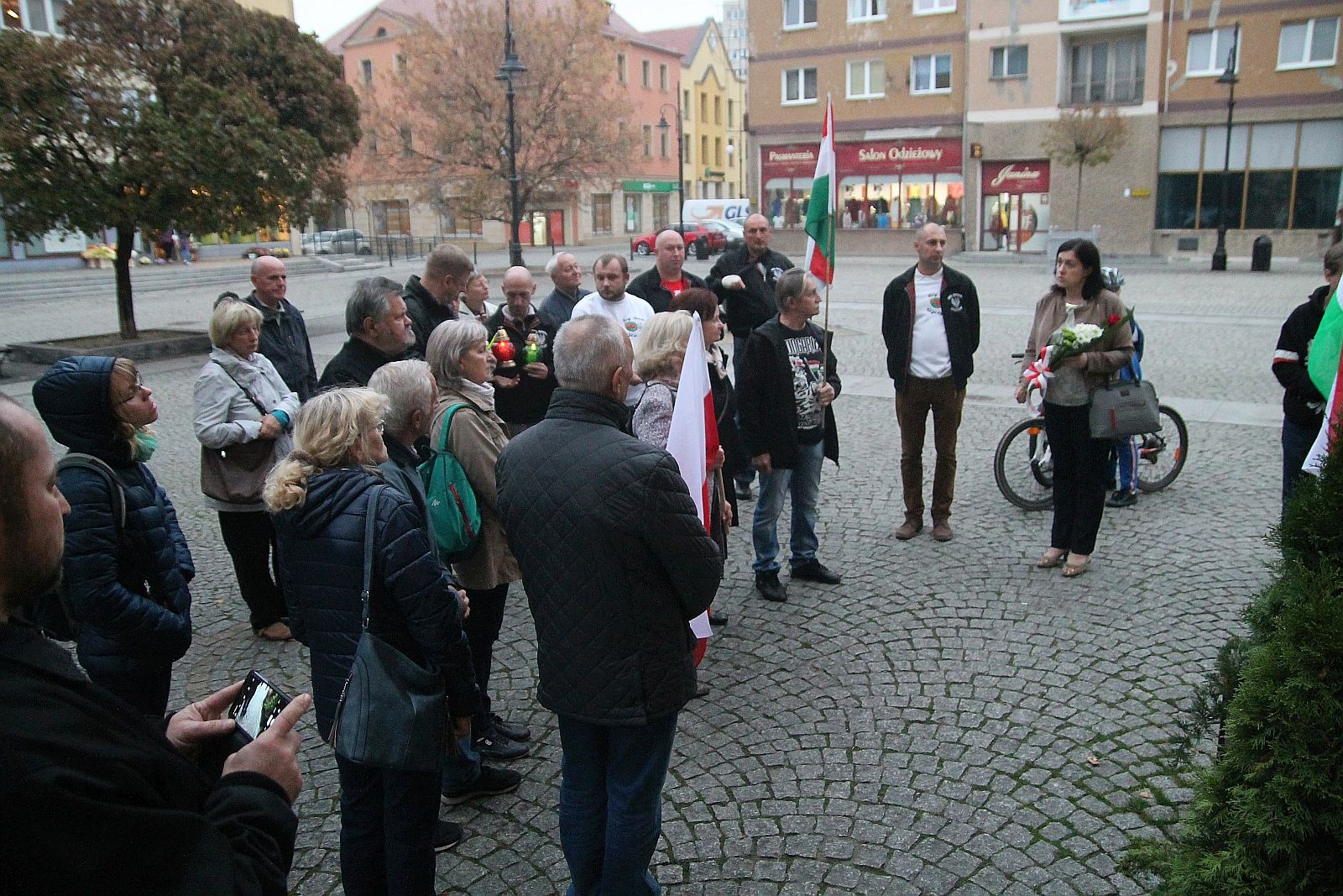Kwiaty pamięci pod tablicą ufundowaną przez węgierski rząd
