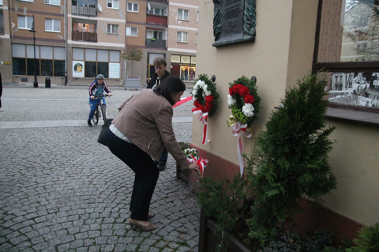 Kwiaty pamięci pod tablicą ufundowaną przez węgierski rząd