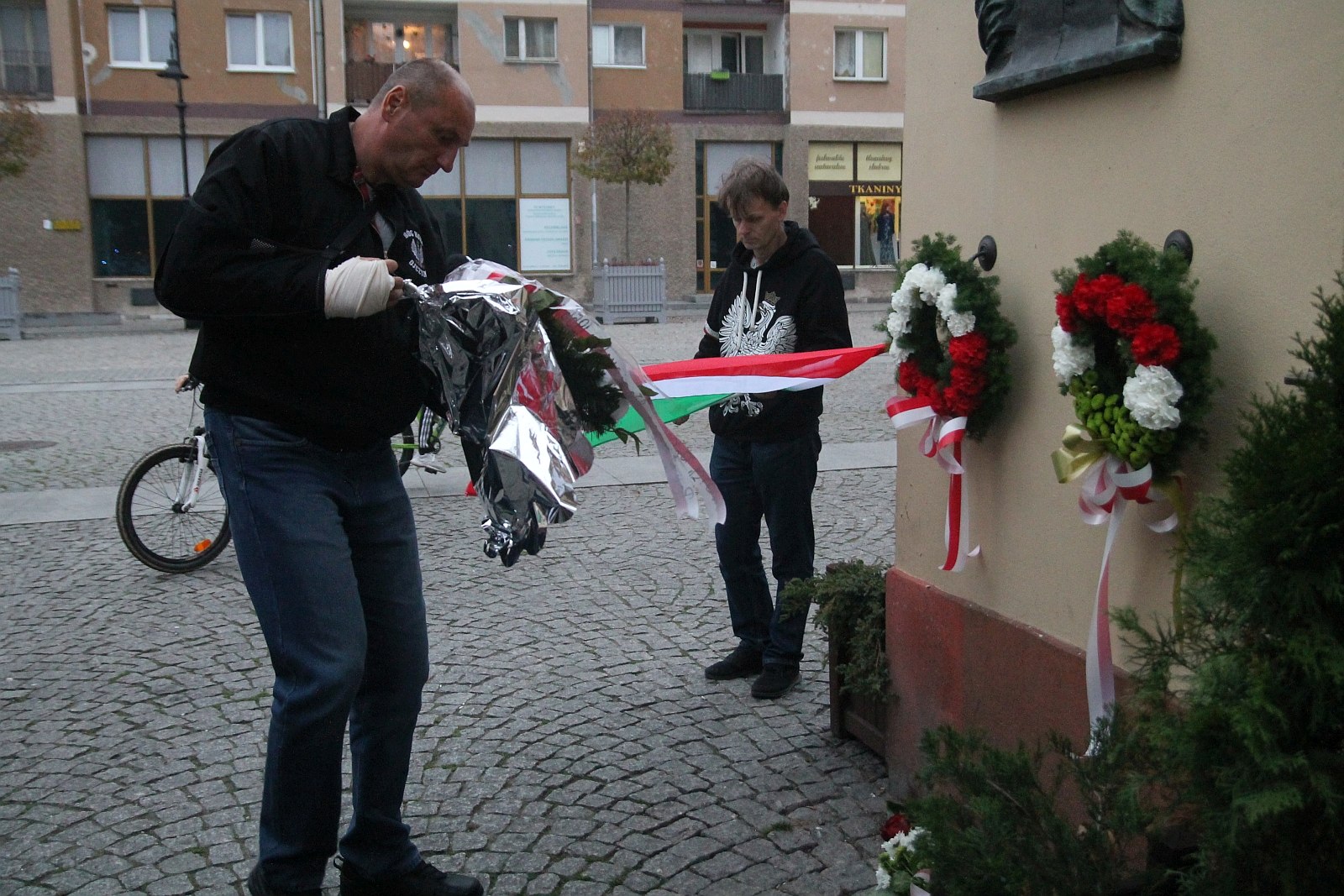 Kwiaty pamięci pod tablicą ufundowaną przez węgierski rząd