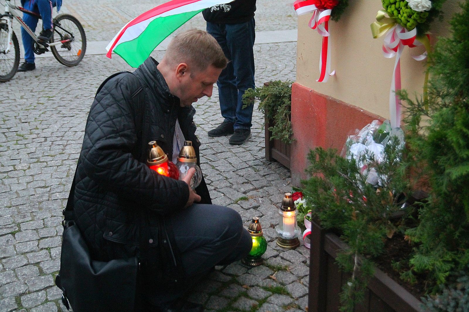 Kwiaty pamięci pod tablicą ufundowaną przez węgierski rząd