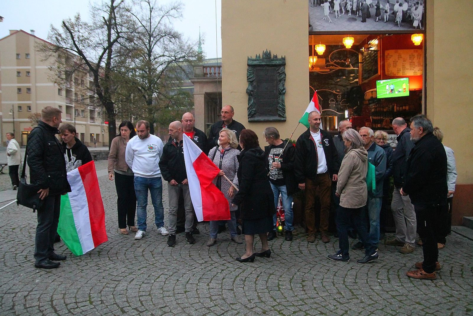 Kwiaty pamięci pod tablicą ufundowaną przez węgierski rząd