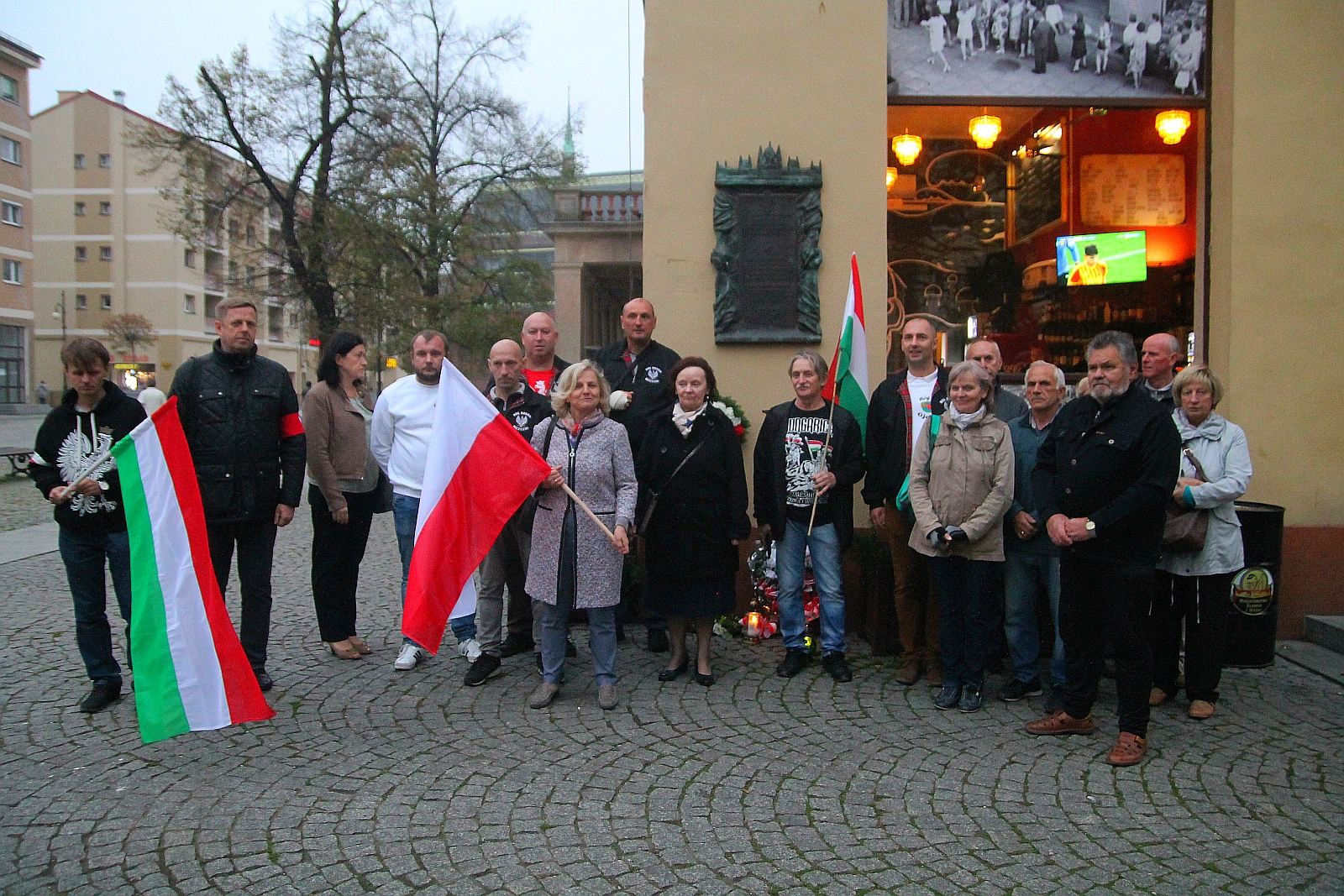 Kwiaty pamięci pod tablicą ufundowaną przez węgierski rząd