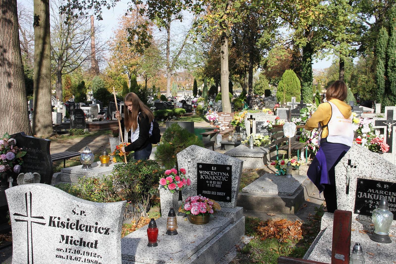 Ponad dwustu wolontariuszy porządkowało legnicki cmentarz