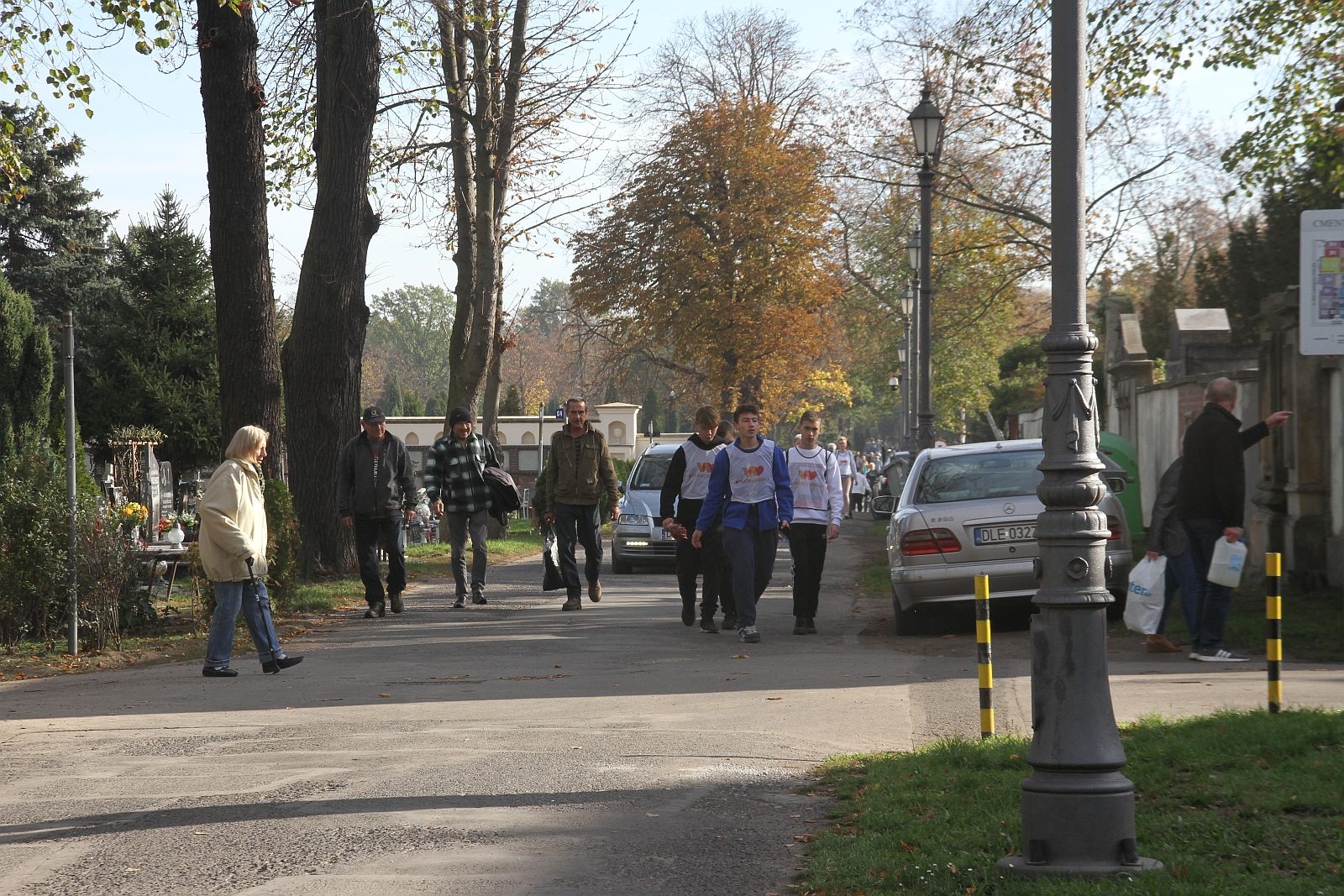 Ponad dwustu wolontariuszy porządkowało legnicki cmentarz