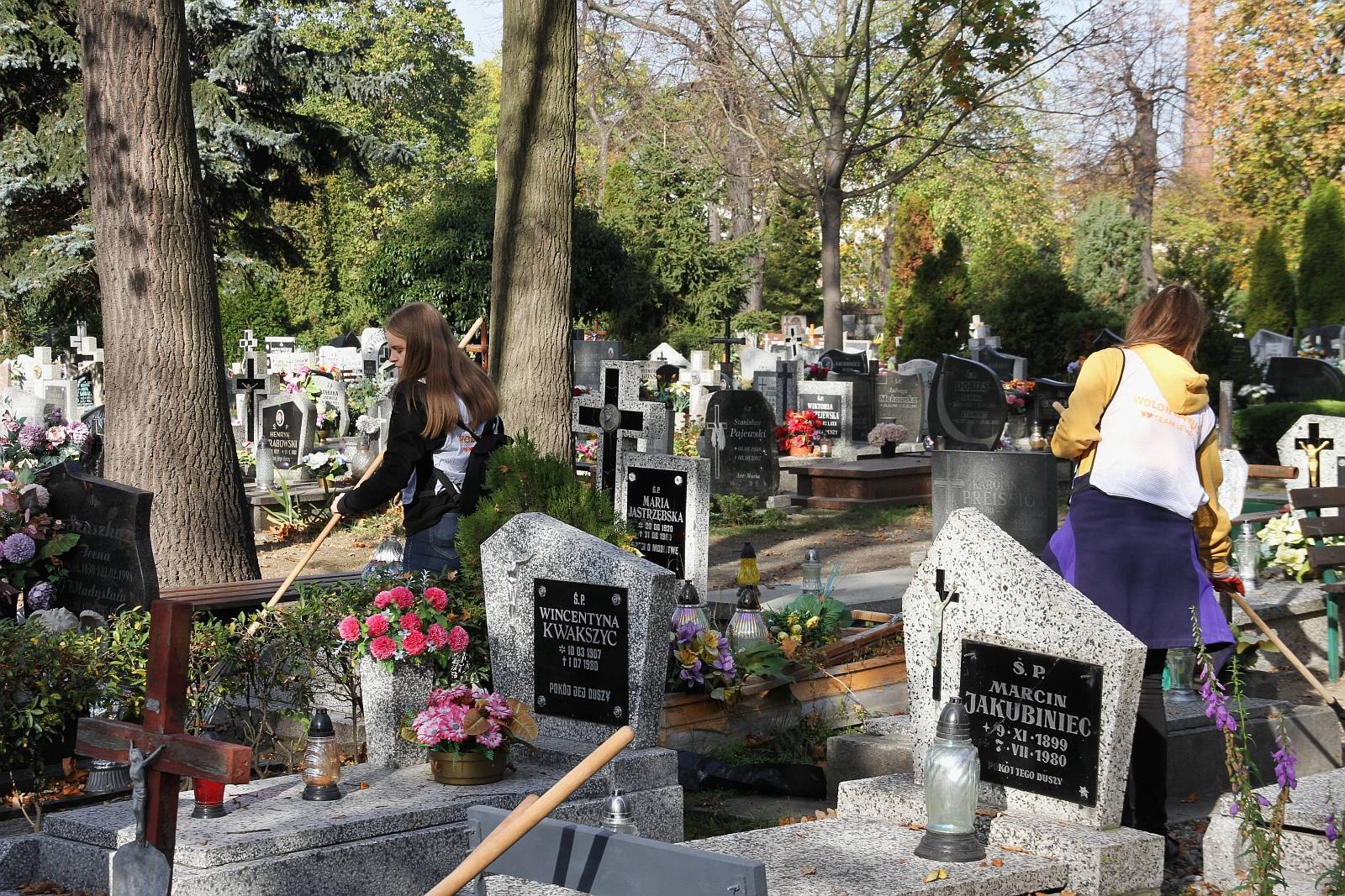 Ponad dwustu wolontariuszy porządkowało legnicki cmentarz