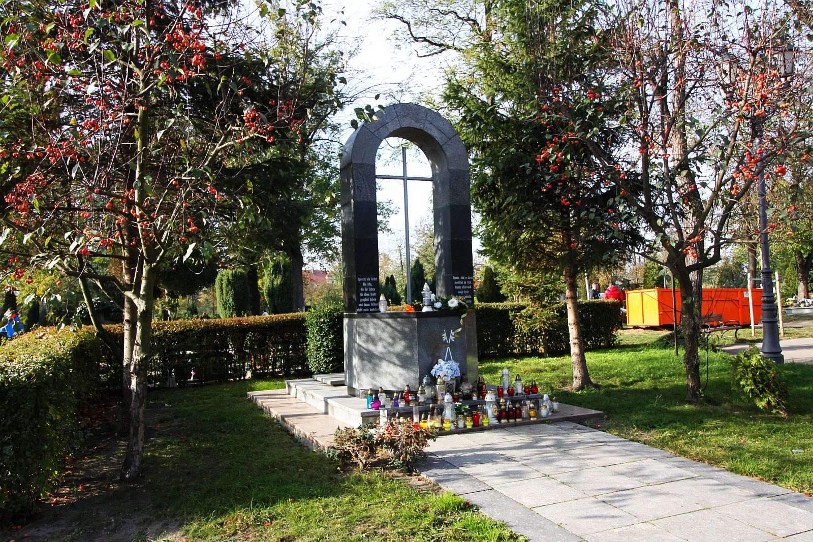 Wszystkich Świętych na legnickim cmentarzu komunalnym