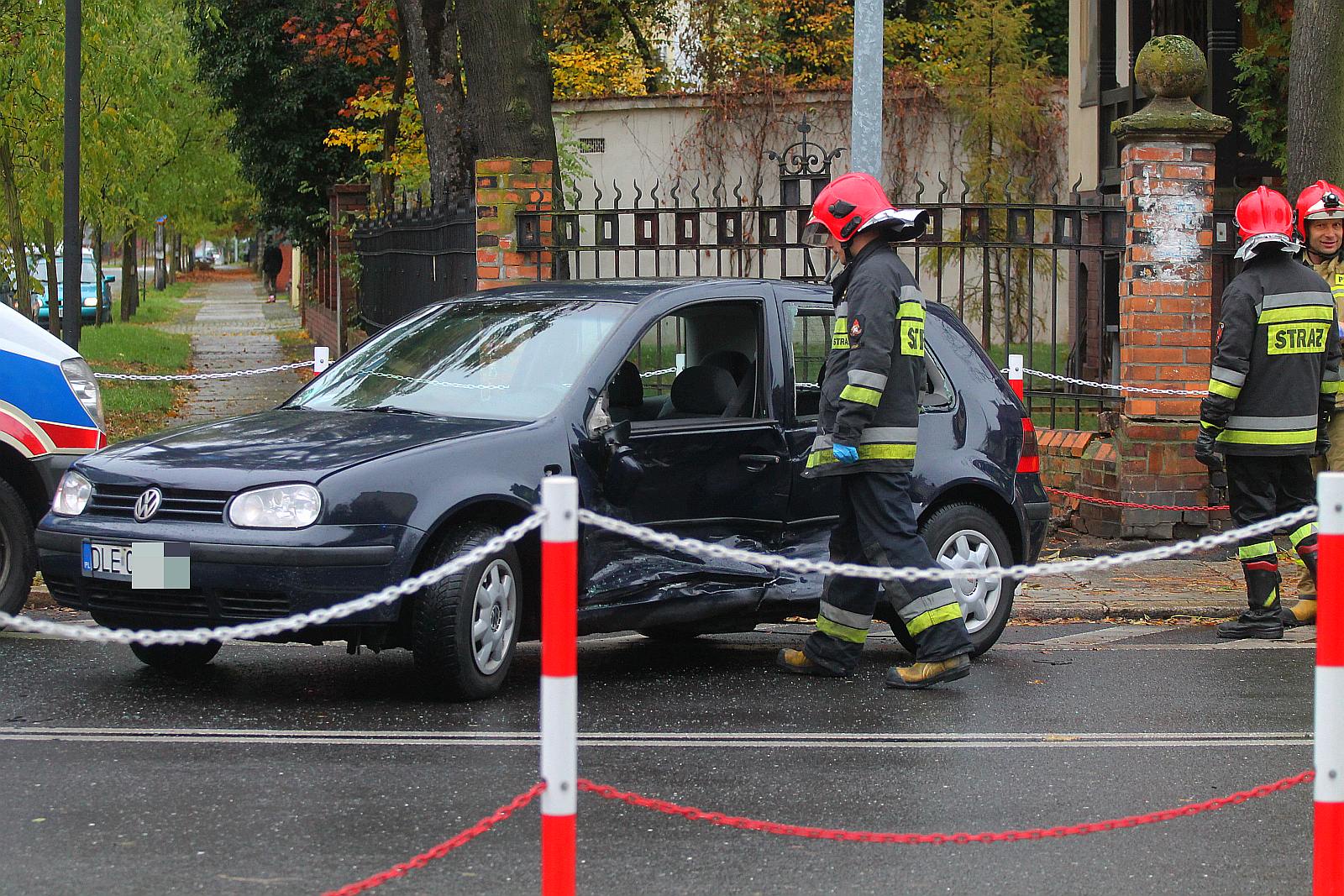 Zderzenie dwóch aut na skrzyżowaniu Okrzei i Rataja