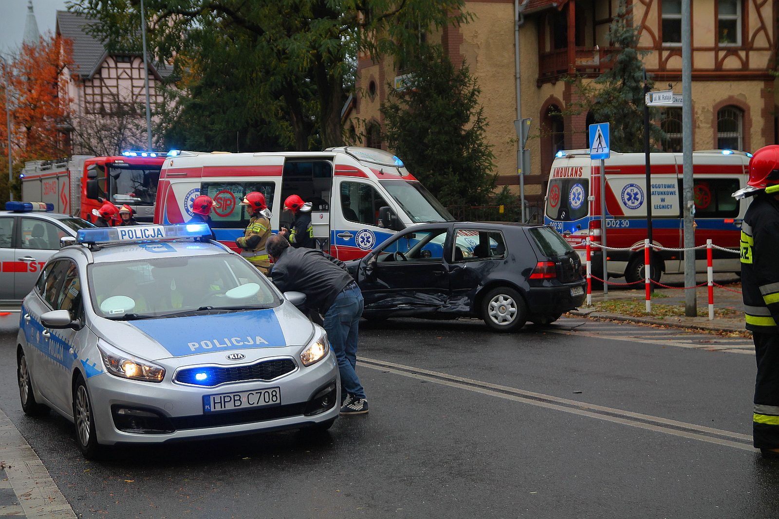 Zderzenie dwóch aut na skrzyżowaniu Okrzei i Rataja