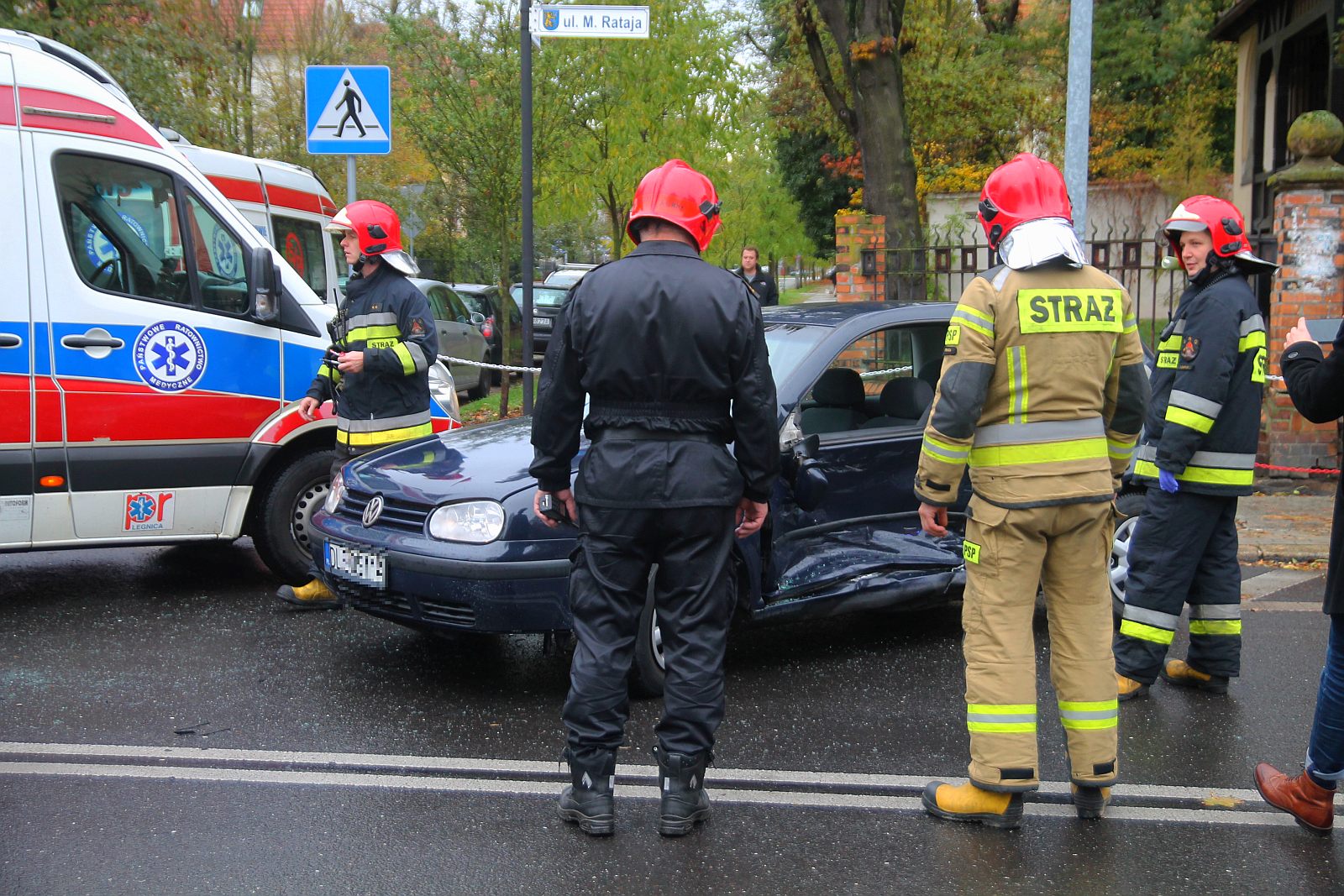 Zderzenie dwóch aut na skrzyżowaniu Okrzei i Rataja