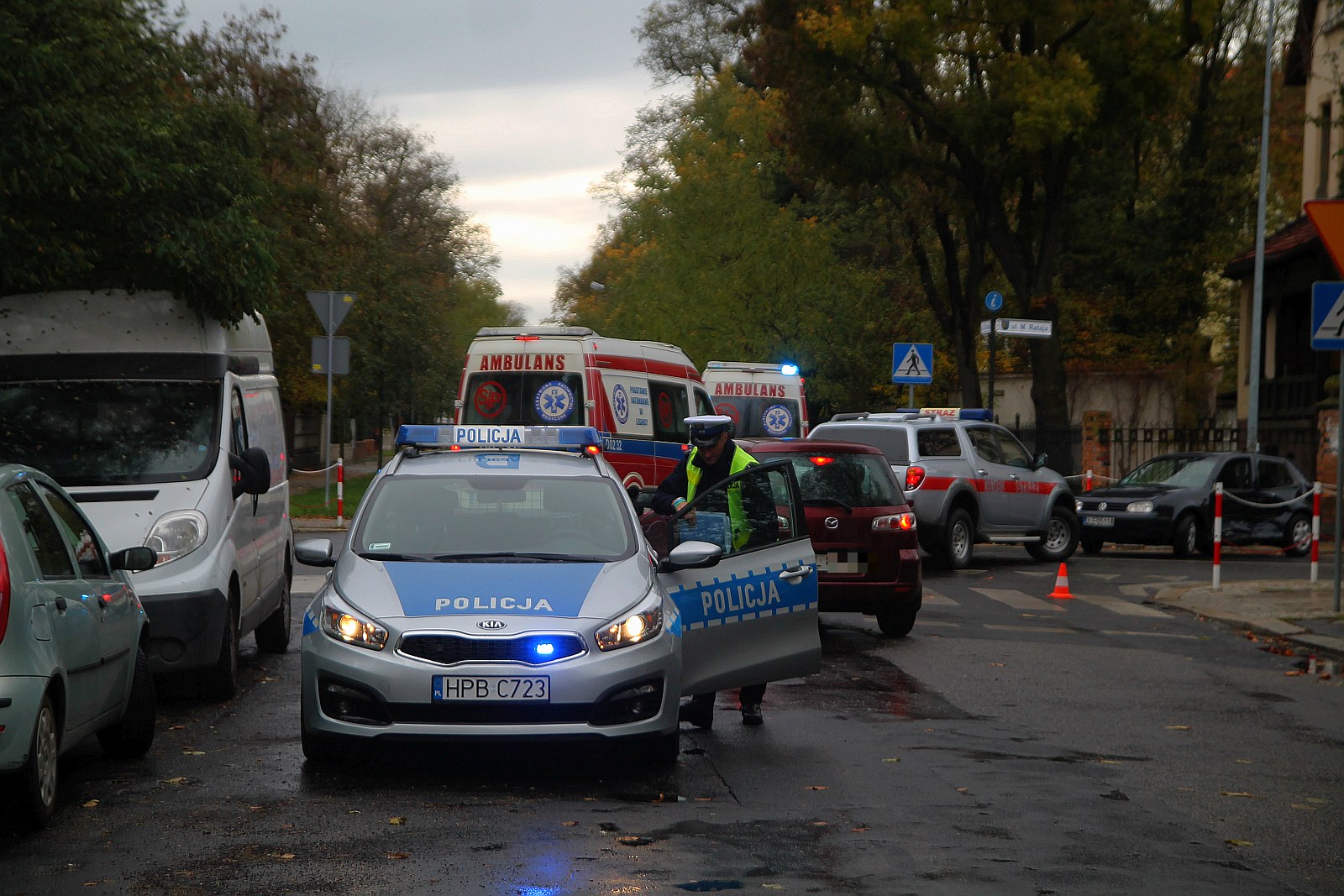 Zderzenie dwóch aut na skrzyżowaniu Okrzei i Rataja