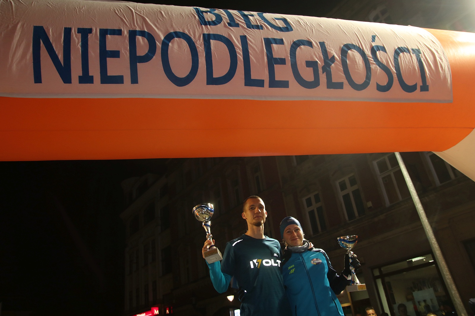 Legnicki Bieg Niepodległości. Dekoracja biegaczy