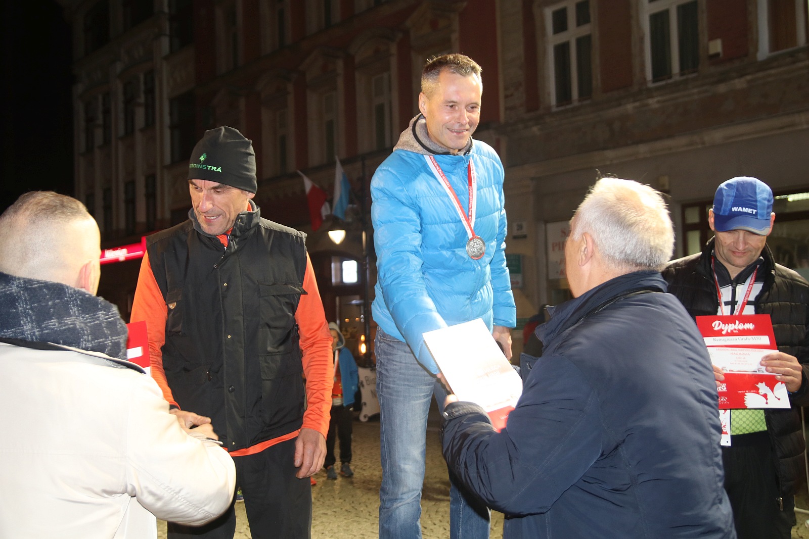 Legnicki Bieg Niepodległości. Dekoracja biegaczy