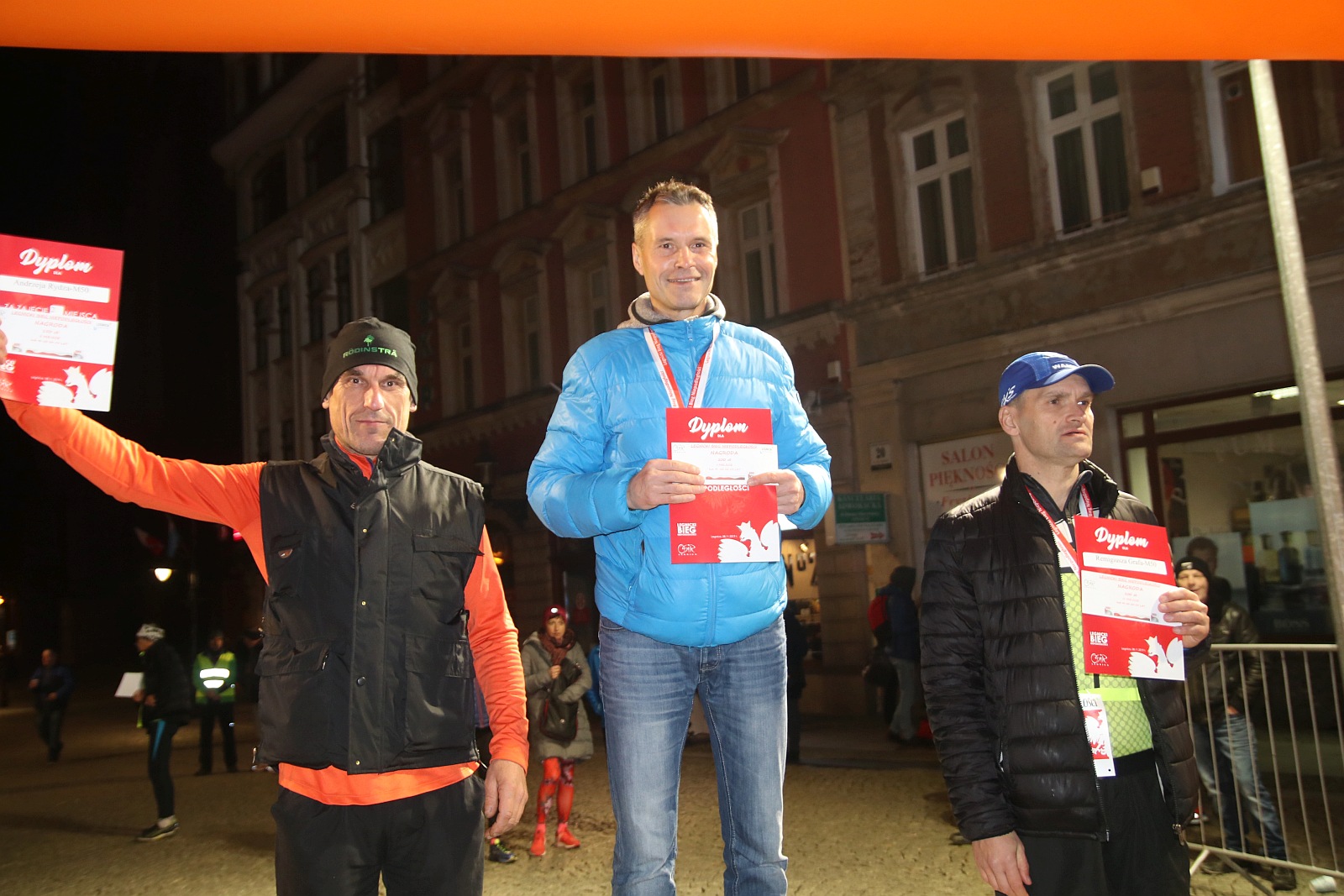Legnicki Bieg Niepodległości. Dekoracja biegaczy
