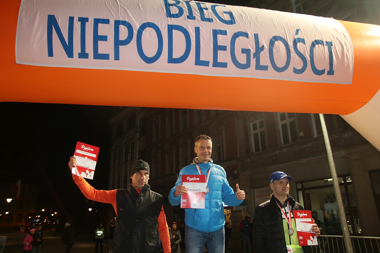 Legnicki Bieg Niepodległości. Dekoracja biegaczy