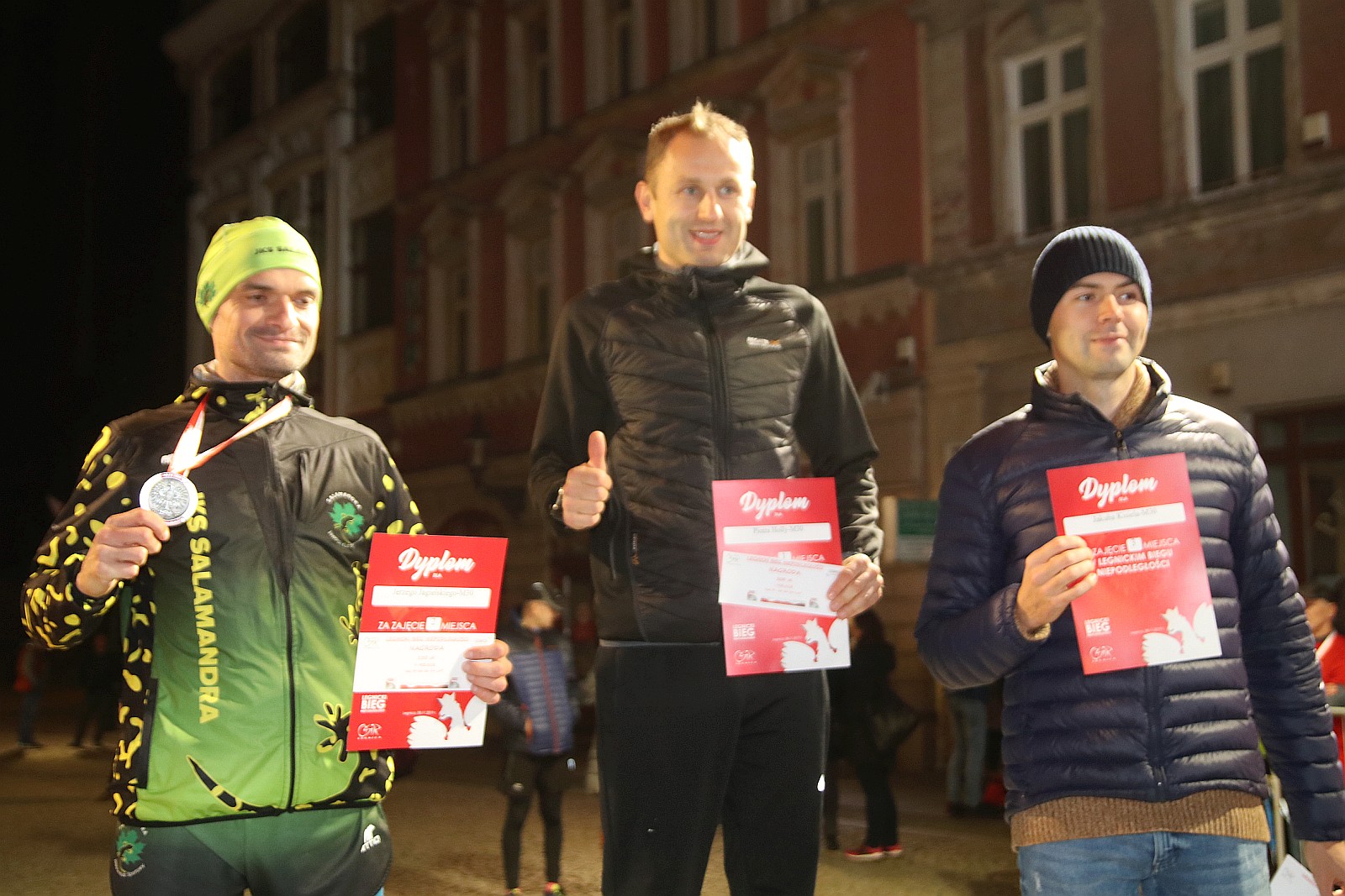 Legnicki Bieg Niepodległości. Dekoracja biegaczy