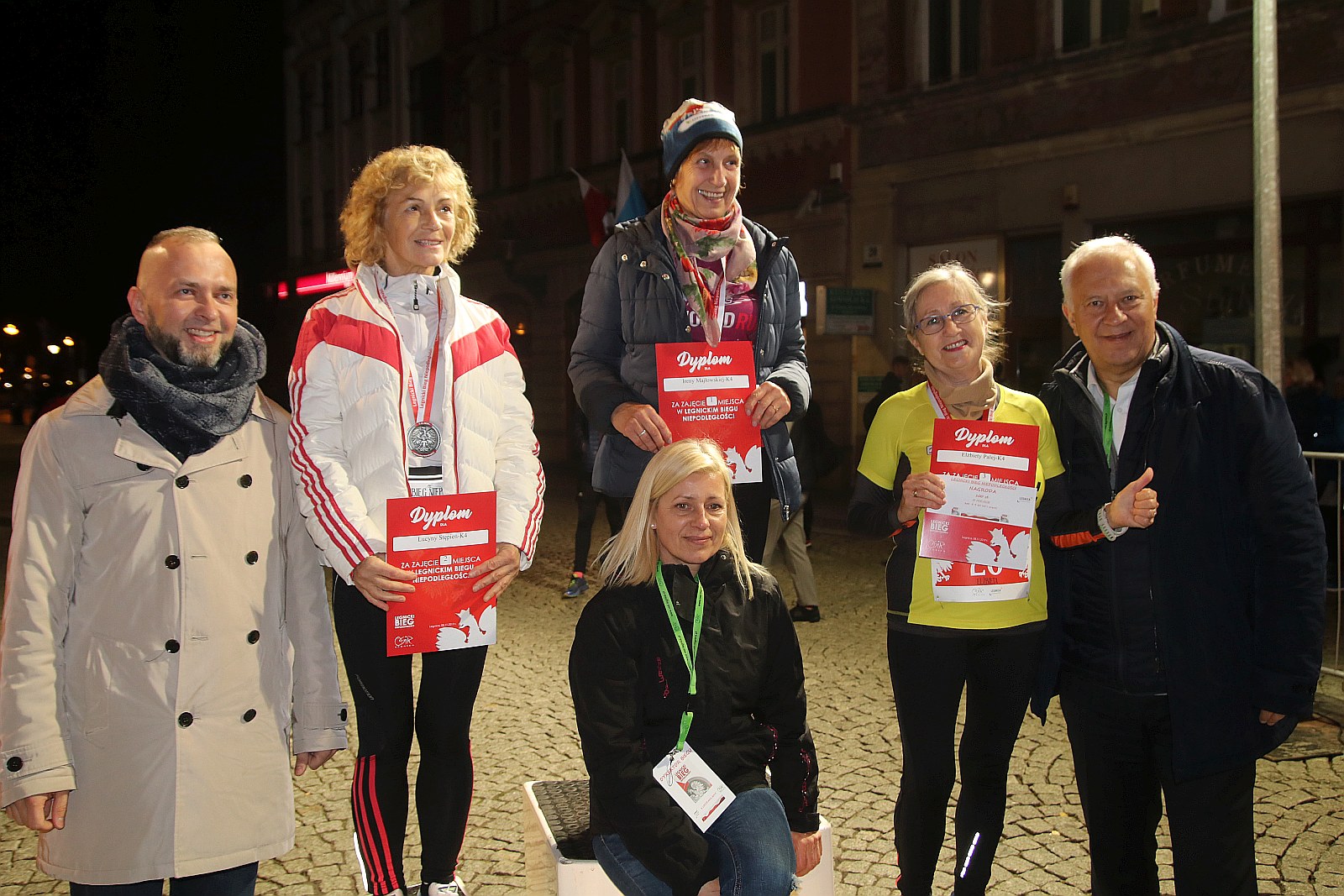 Legnicki Bieg Niepodległości. Dekoracja biegaczy
