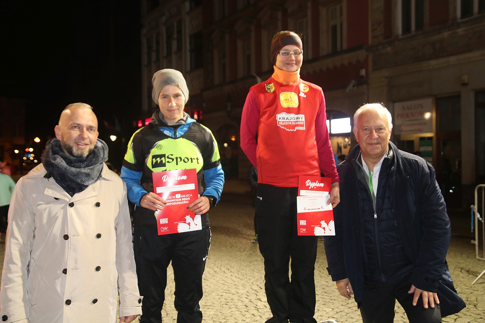 Legnicki Bieg Niepodległości. Dekoracja biegaczy
