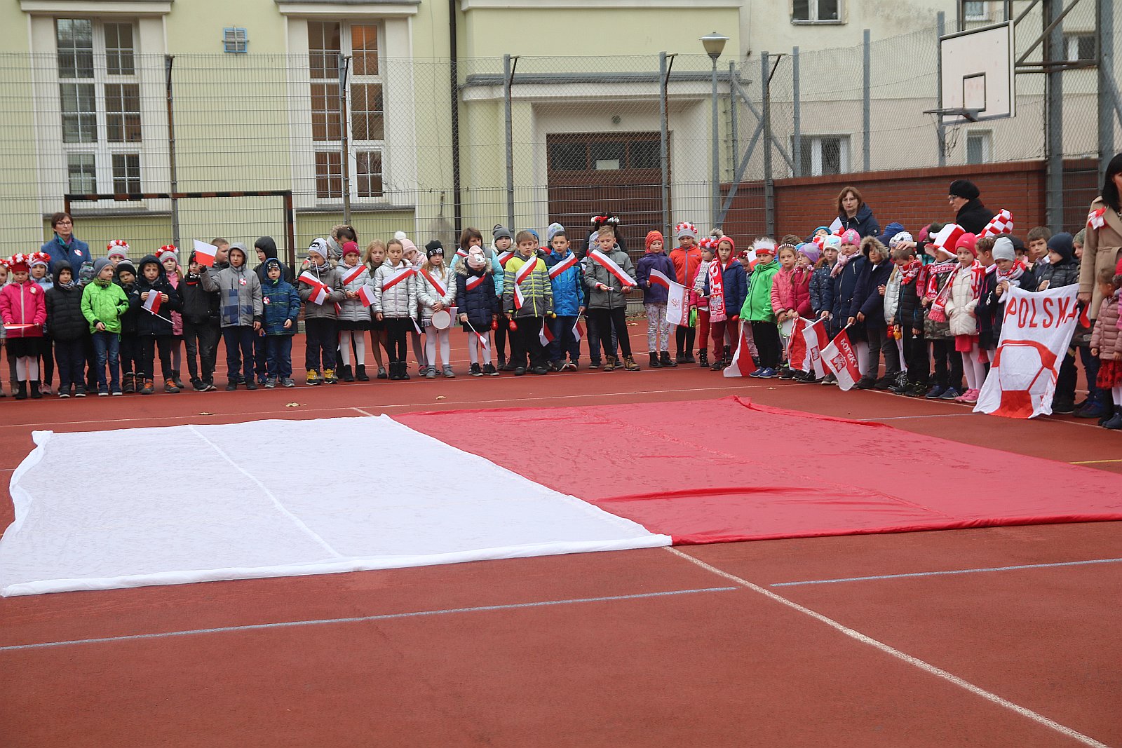 Marsz niepodległościowy wokół Szkoły Podstawowej nr 10