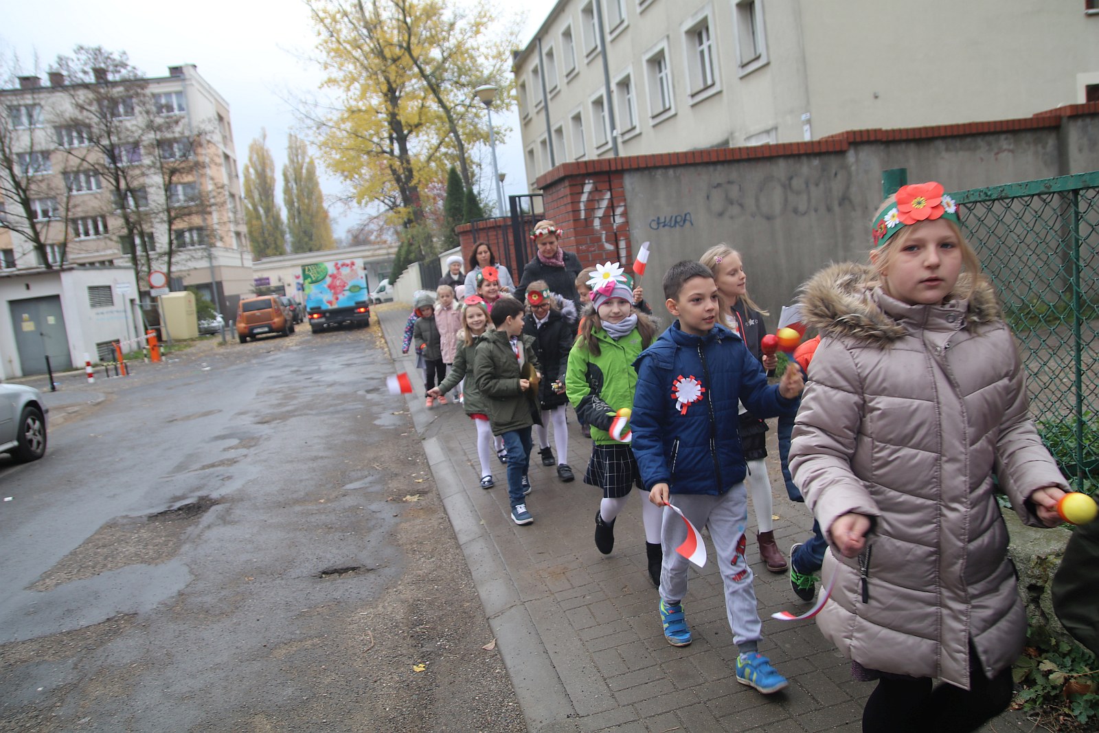 Marsz niepodległościowy wokół Szkoły Podstawowej nr 10