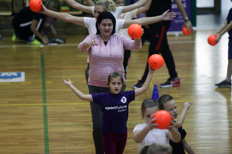 Rodzinna piłka ręczna w hali sportowej przy ul. Lotniczej