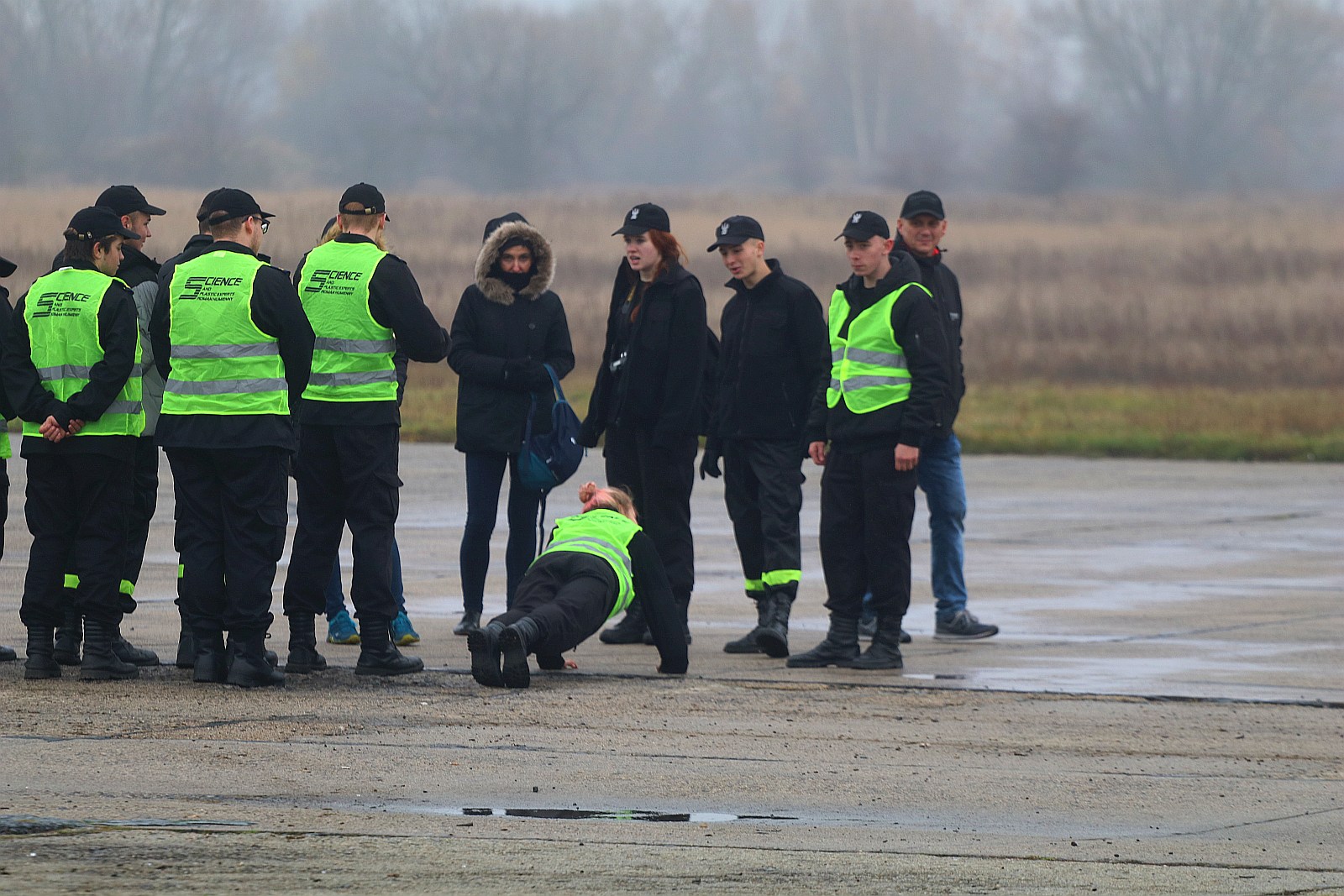 Wielkie policyjne manewry odbyły się na legnickim lotnisku
