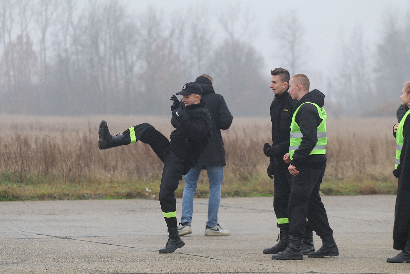 Wielkie policyjne manewry odbyły się na legnickim lotnisku