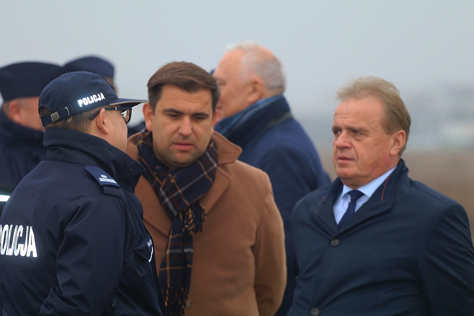 Wielkie policyjne manewry odbyły się na legnickim lotnisku
