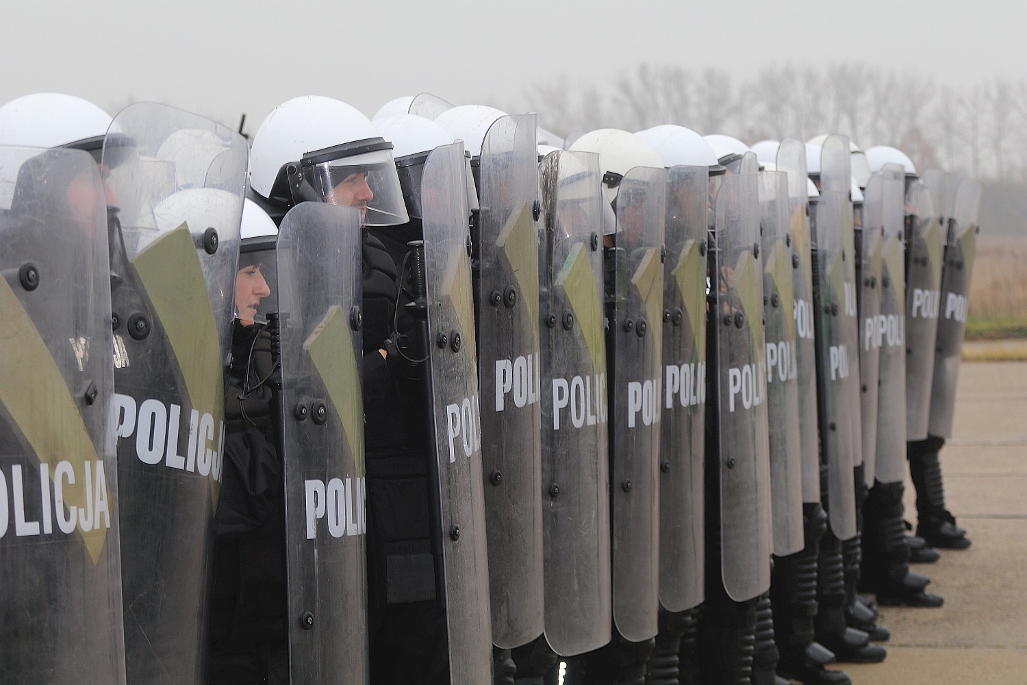 Wielkie policyjne manewry odbyły się na legnickim lotnisku