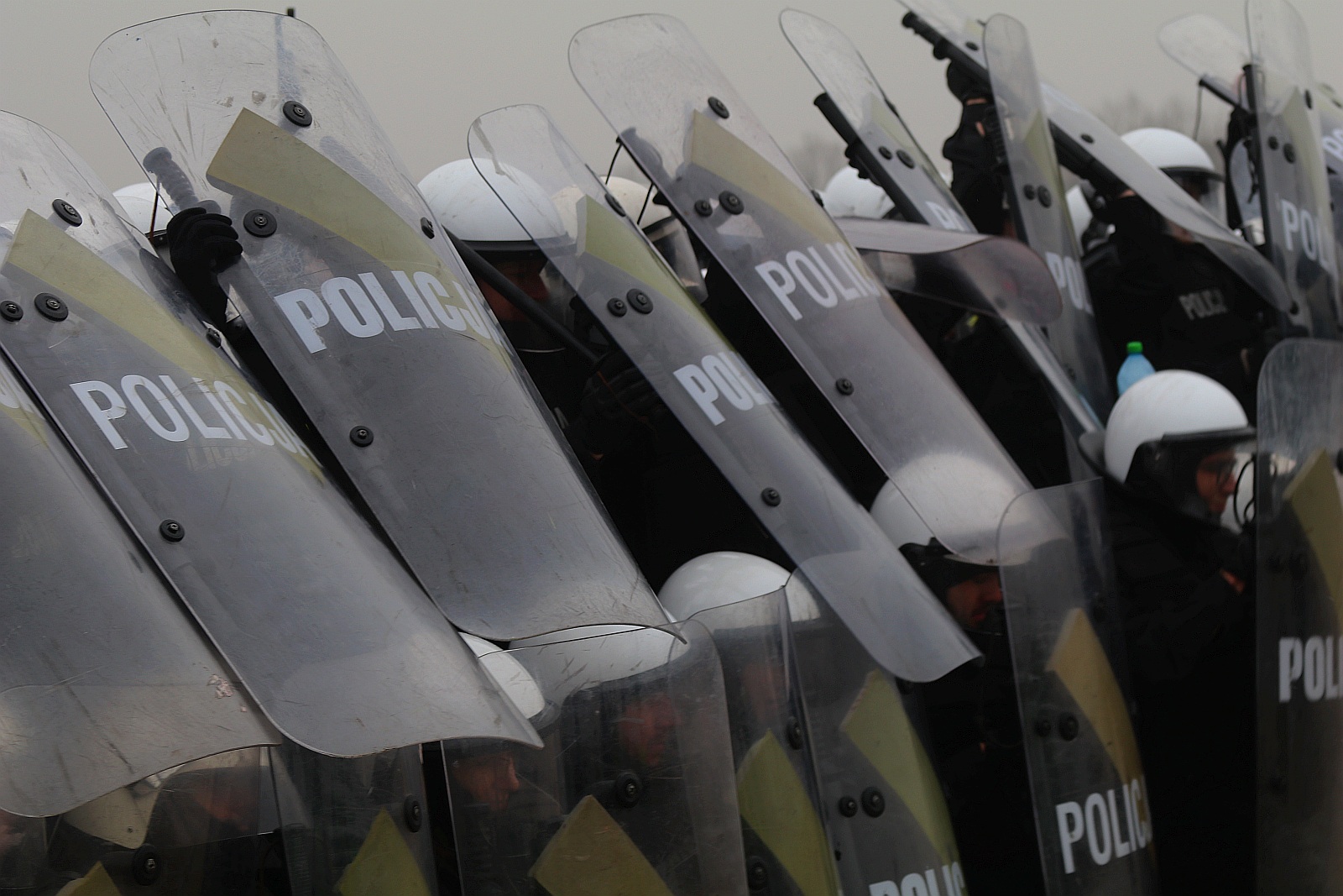 Wielkie policyjne manewry odbyły się na legnickim lotnisku