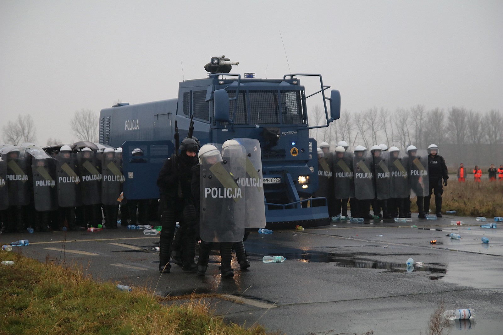 Wielkie policyjne manewry odbyły się na legnickim lotnisku