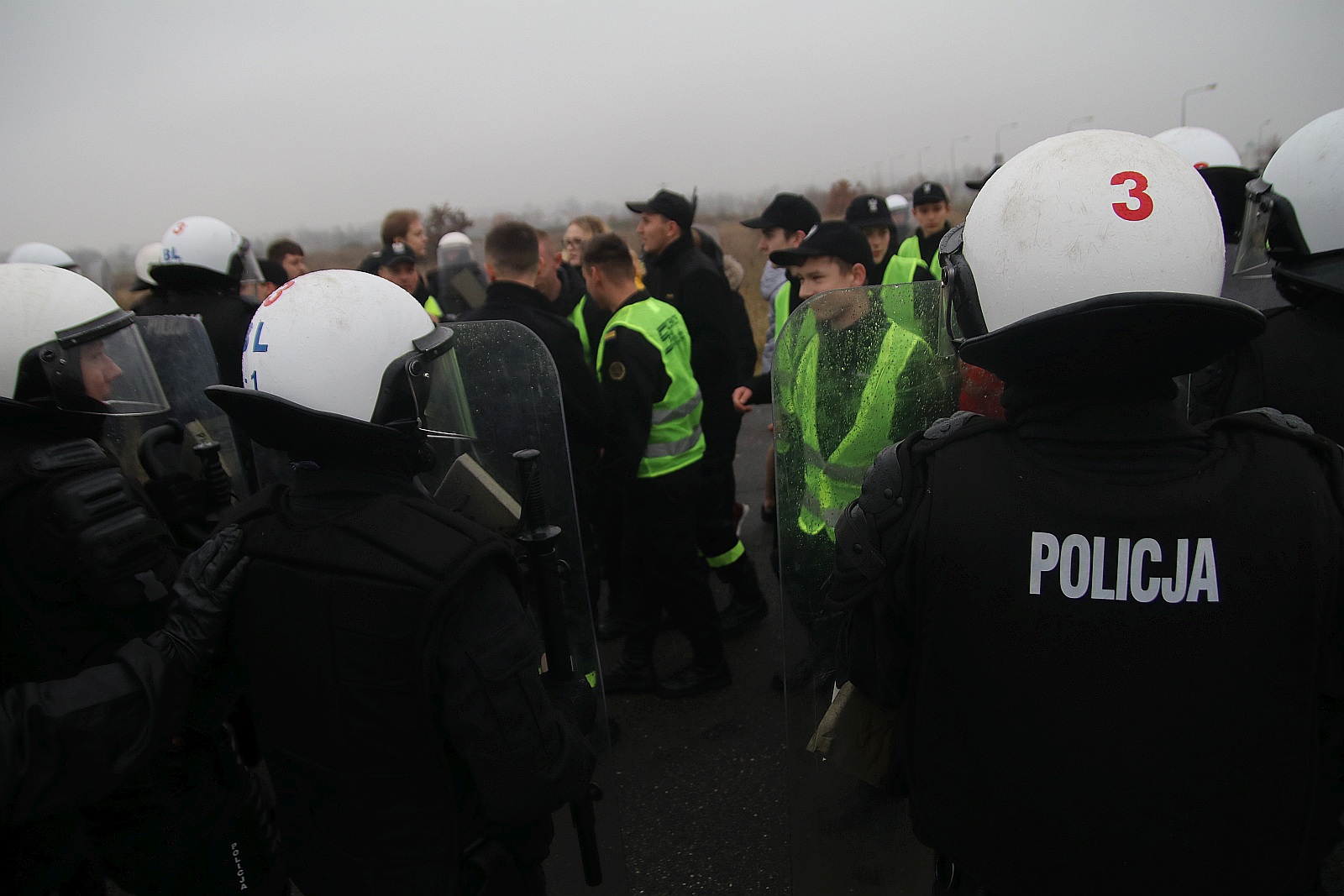 Wielkie policyjne manewry odbyły się na legnickim lotnisku