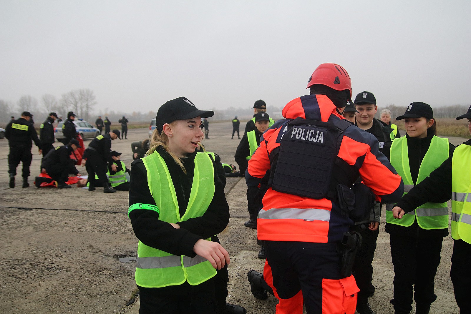 Wielkie policyjne manewry odbyły się na legnickim lotnisku