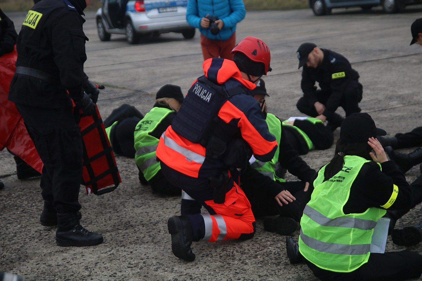 Wielkie policyjne manewry odbyły się na legnickim lotnisku