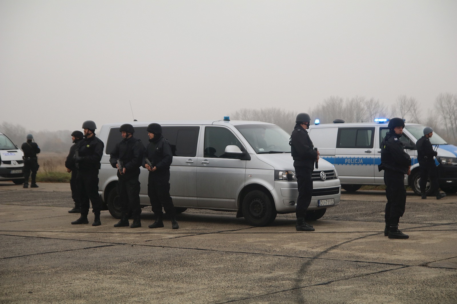 Wielkie policyjne manewry odbyły się na legnickim lotnisku